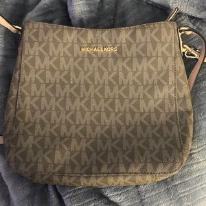 Selling a beautiful Michael kors bag ! You can adjust the strap as well.
